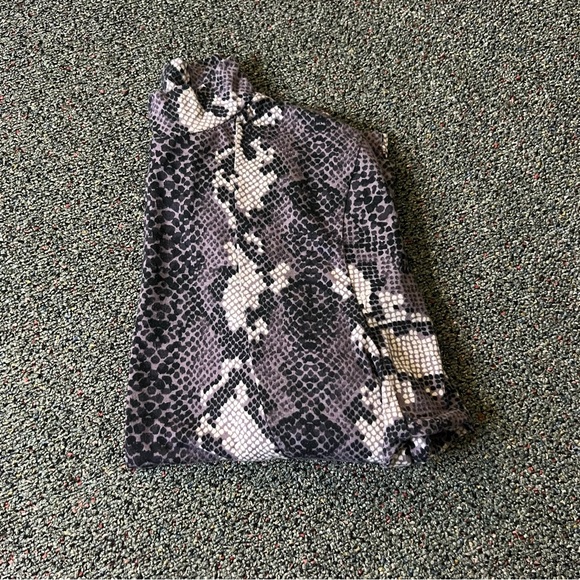 Modest Purple & Grey Snake Animal Print Bar Wing Long-Sleeve Shirt Top Sz XS-S - Picture 5 of 16